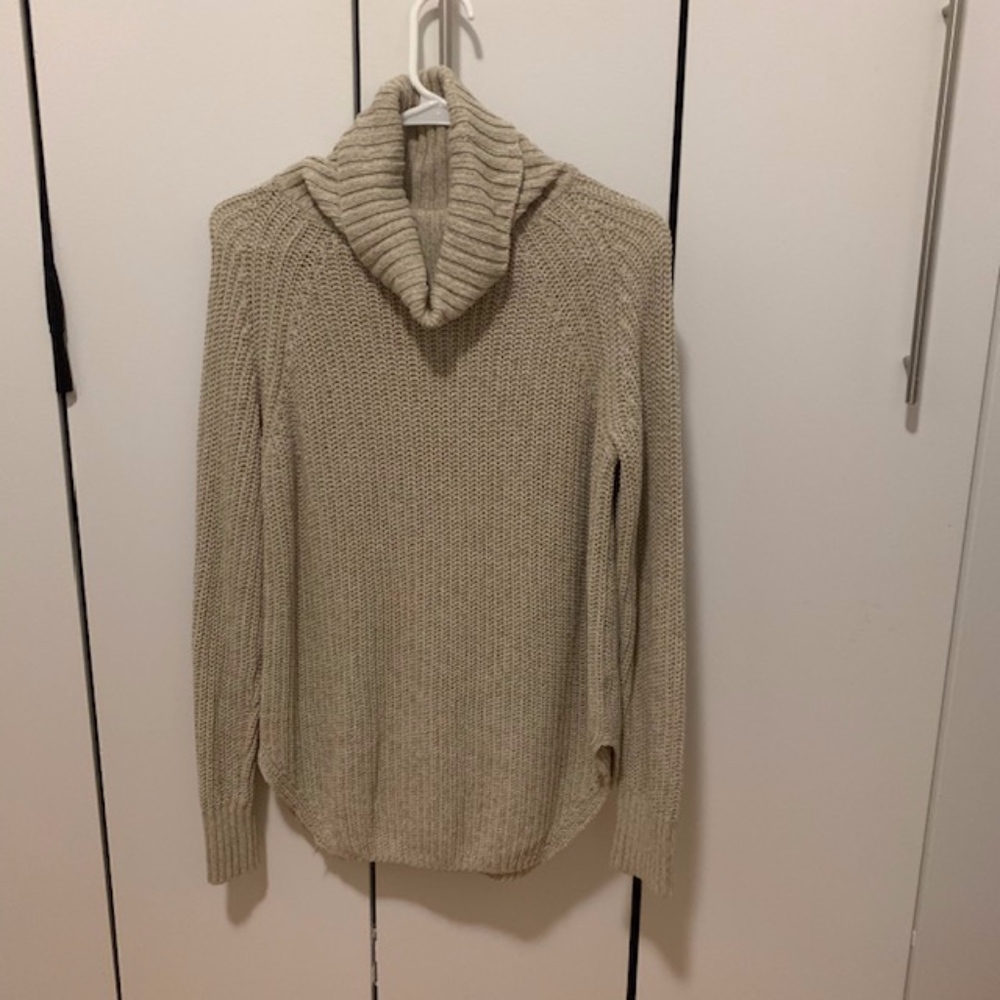 Urban Outfitted Beige/CreamTurtle Neck Sweater - Picture 1 of 2